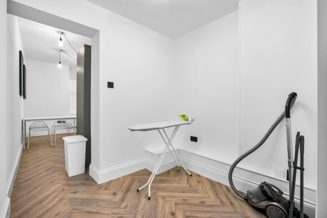Modern 3 Bedroom Townhouse - Bedroom TVs - Wolverhampton Centre in rear of, 50 Queen St, Wolverhampton WV1 3BJ, UK - Property image 45 - VivreStays