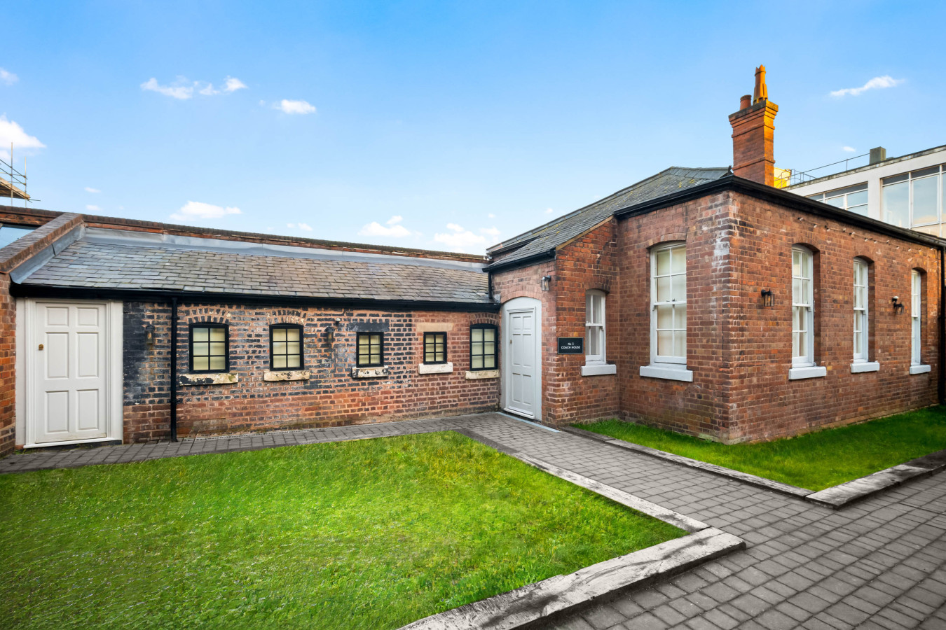 Modern 3 Bedroom Townhouse - Bedroom TVs - Wolverhampton Centre in rear of, 50 Queen St, Wolverhampton WV1 3BJ, UK - Property image 64 - VivreStays