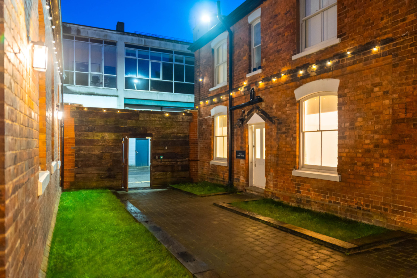 Modern 3 Bedroom Townhouse - Bedroom TVs - Wolverhampton Centre in rear of, 50 Queen St, Wolverhampton WV1 3BJ, UK - Property image 57 - VivreStays