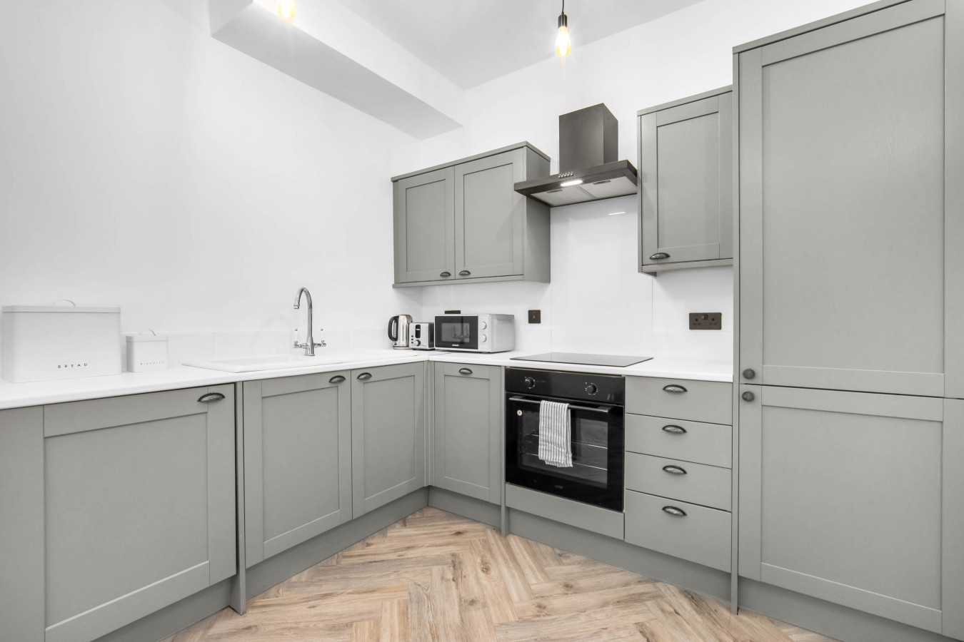 Modern 3 Bedroom Townhouse - Bedroom TVs - Wolverhampton Centre in rear of, 50 Queen St, Wolverhampton WV1 3BJ, UK - Property image 4 - VivreStays