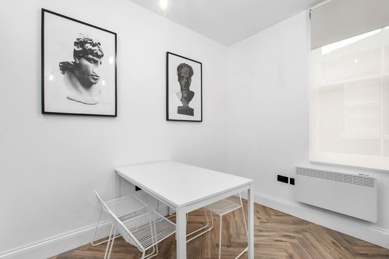 Modern 3 Bedroom Townhouse - Bedroom TVs - Wolverhampton Centre in rear of, 50 Queen St, Wolverhampton WV1 3BJ, UK - Property image 23 - VivreStays