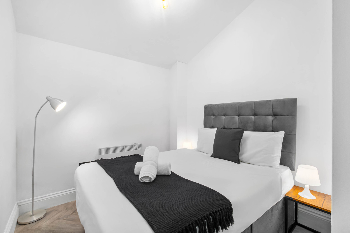 Modern 3 Bedroom Townhouse - Bedroom TVs - Wolverhampton Centre in rear of, 50 Queen St, Wolverhampton WV1 3BJ, UK - Property image 14 - VivreStays