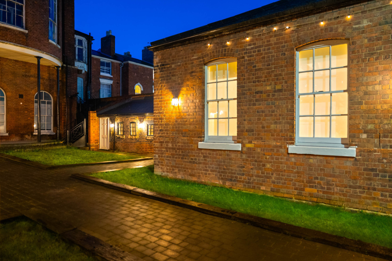 Modern 3 Bedroom Townhouse - Bedroom TVs - Wolverhampton Centre in rear of, 50 Queen St, Wolverhampton WV1 3BJ, UK - Property image 58 - VivreStays