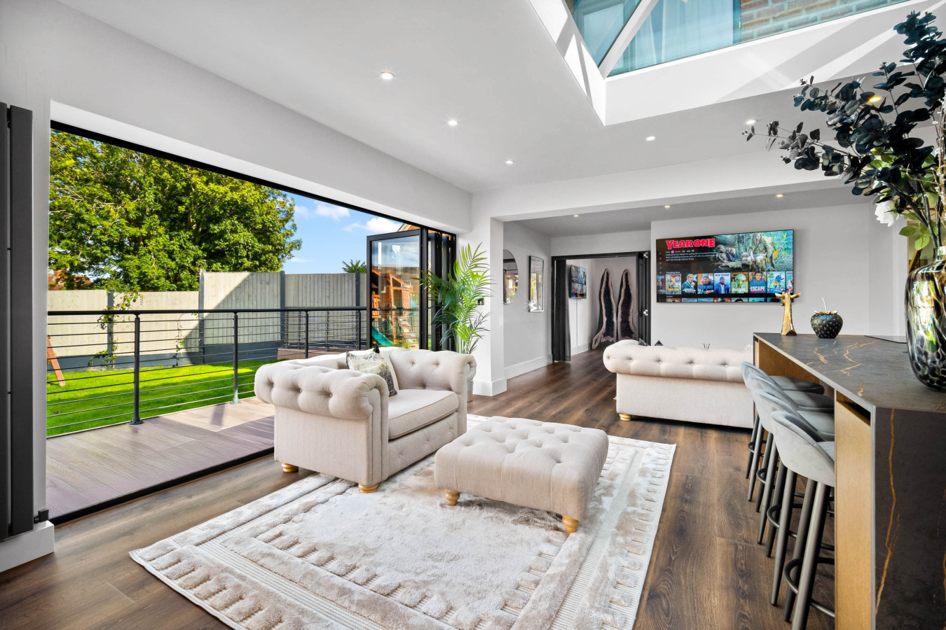 Luxury 3 Bedroom House - Garden - Parking - Outdoor Playground serviced apartment - Quinton - VivreStays