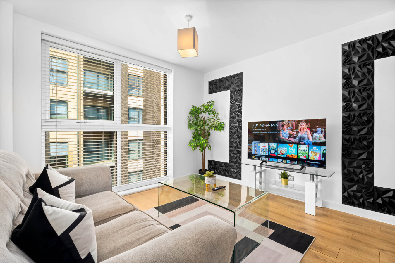 Stylish JQ Apartment - Smart TV - WIFI - Centre serviced apartment - Birmingham - VivreStays