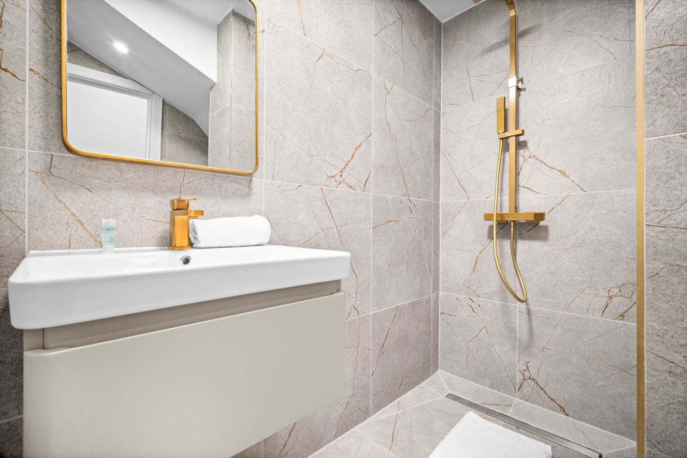Stylish Four Bedroom House - Garden - Parking in 154 Ridgacre Ln, Quinton, Birmingham B32 1QB, UK - Property image 20 - VivreStays