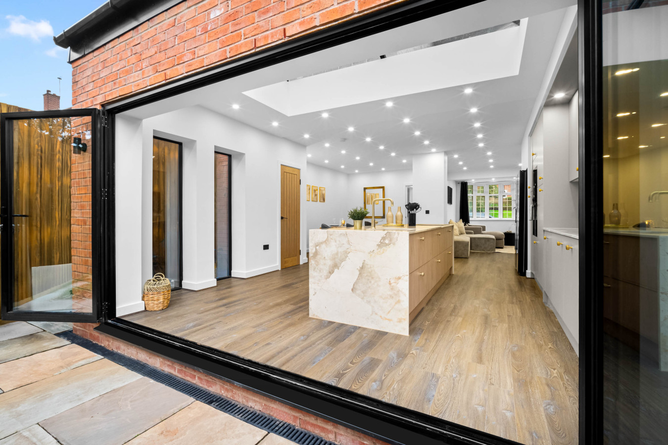 Stylish Four Bedroom House - Garden - Parking serviced apartment - Quinton - VivreStays