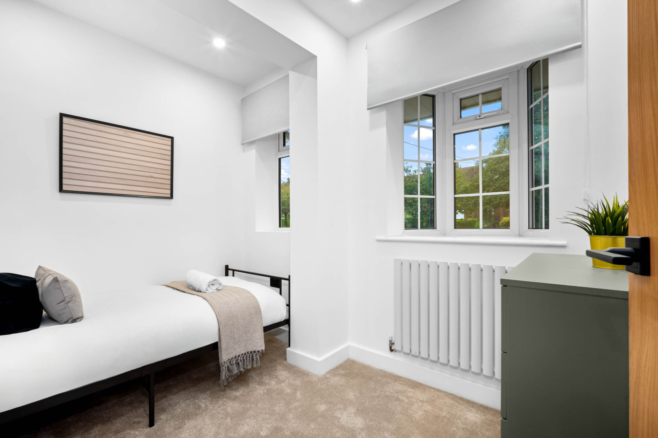 Stylish Four Bedroom House - Garden - Parking in 154 Ridgacre Ln, Quinton, Birmingham B32 1QB, UK - Property image 38 - VivreStays