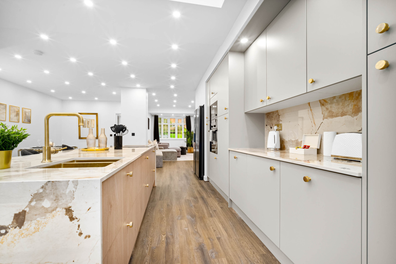 Stylish Four Bedroom House - Garden - Parking in 154 Ridgacre Ln, Quinton, Birmingham B32 1QB, UK - Property image 3 - VivreStays