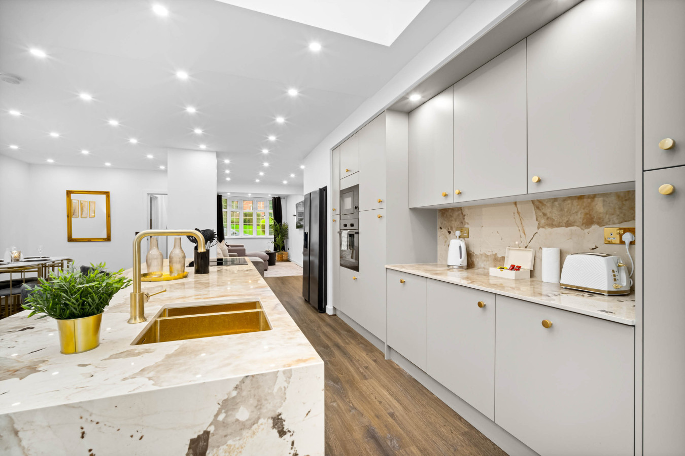 Stylish Four Bedroom House - Garden - Parking in 154 Ridgacre Ln, Quinton, Birmingham B32 1QB, UK - Property image 15 - VivreStays
