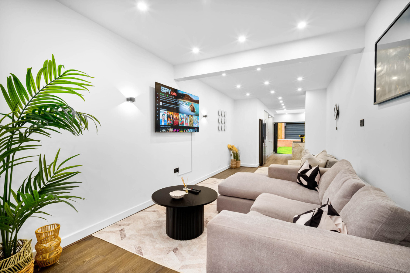 Stylish Four Bedroom House - Garden - Parking in 154 Ridgacre Ln, Quinton, Birmingham B32 1QB, UK - Property image 2 - VivreStays