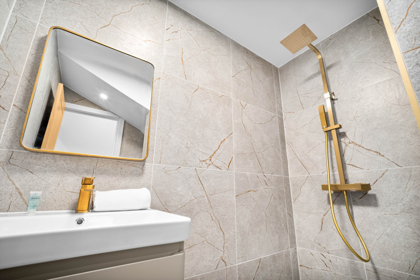 Stylish Four Bedroom House - Garden - Parking in 154 Ridgacre Ln, Quinton, Birmingham B32 1QB, UK - Property image 77 - VivreStays