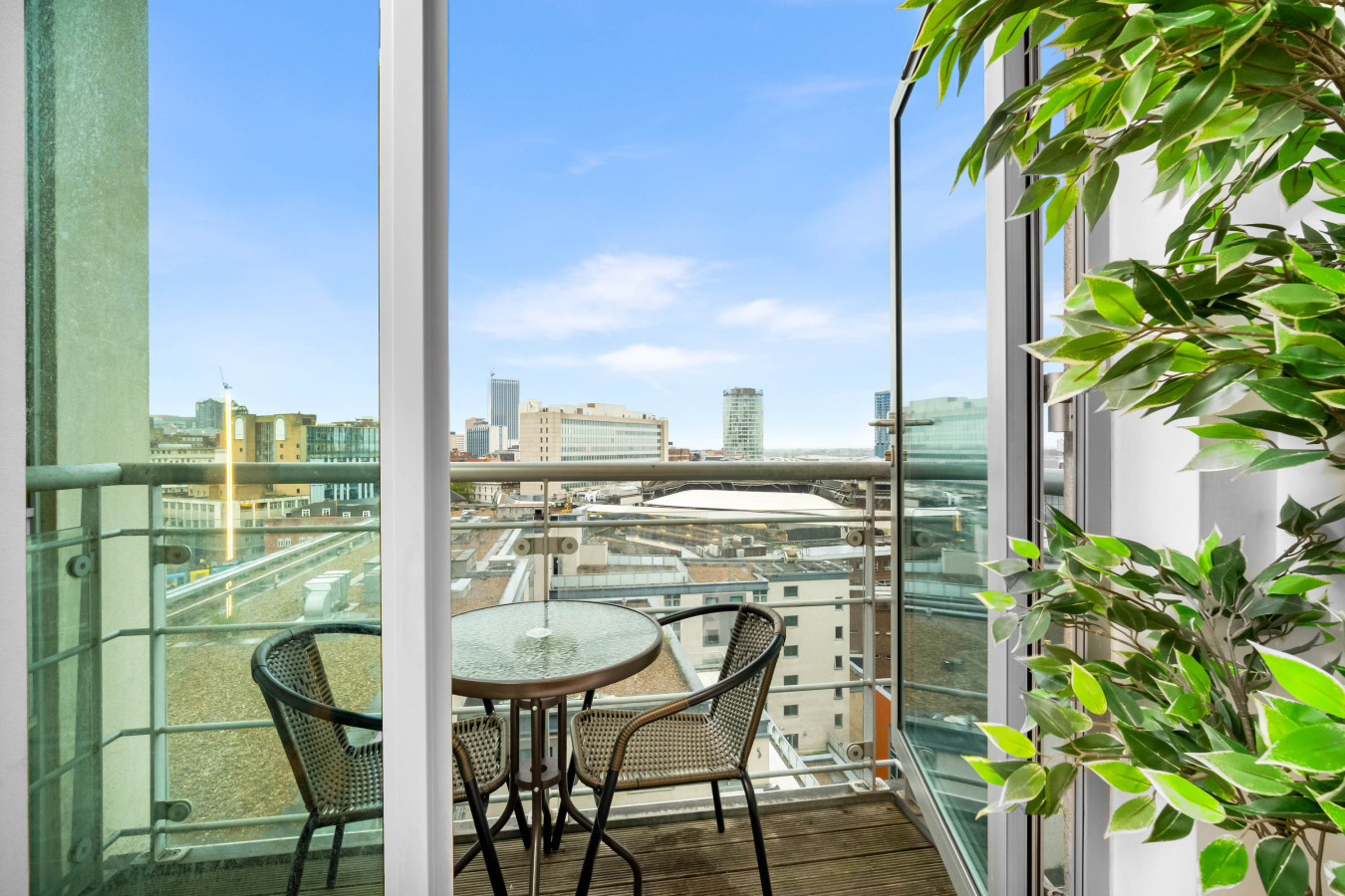 Luxury Apartment - City Centre - Parking - Balcony in 90 Navigation St, Birmingham B5 4AX, UK - Property image 3 - VivreStays