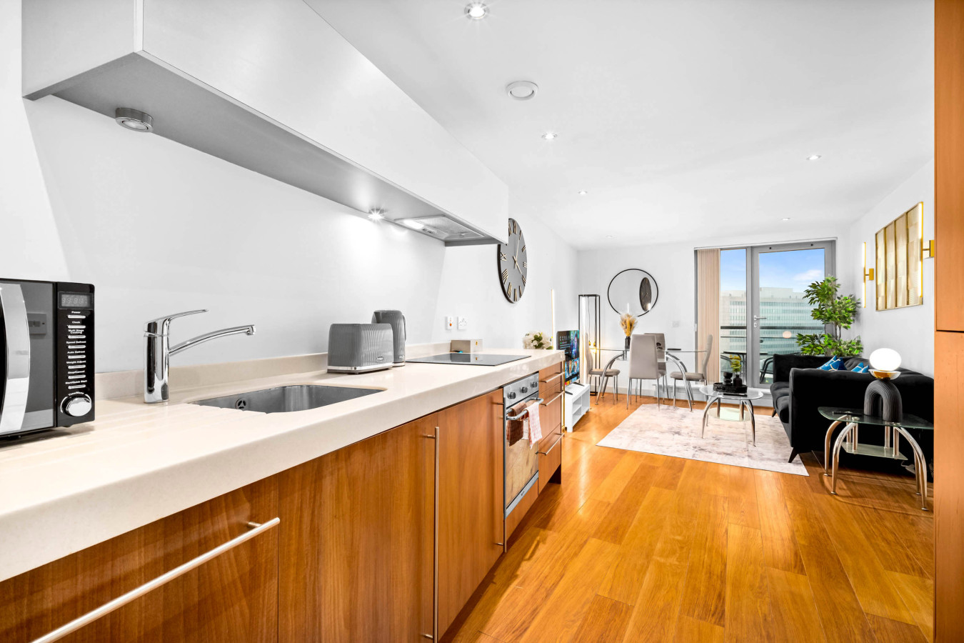 Luxury Apartment - City Centre - Parking - Balcony in 90 Navigation St, Birmingham B5 4AX, UK - Property image 5 - VivreStays