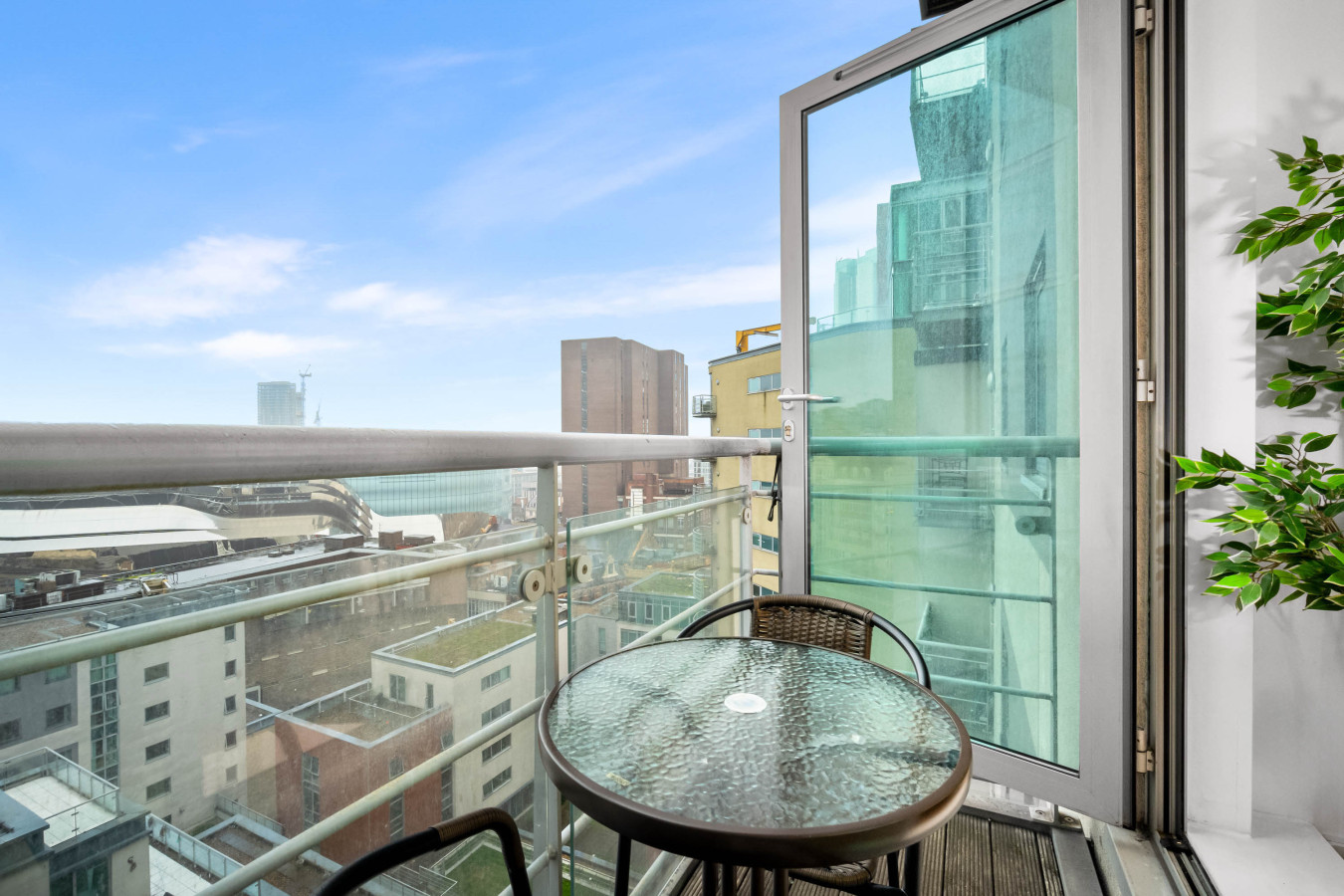Luxury Apartment - City Centre - Parking - Balcony in 90 Navigation St, Birmingham B5 4AX, UK - Property image 19 - VivreStays