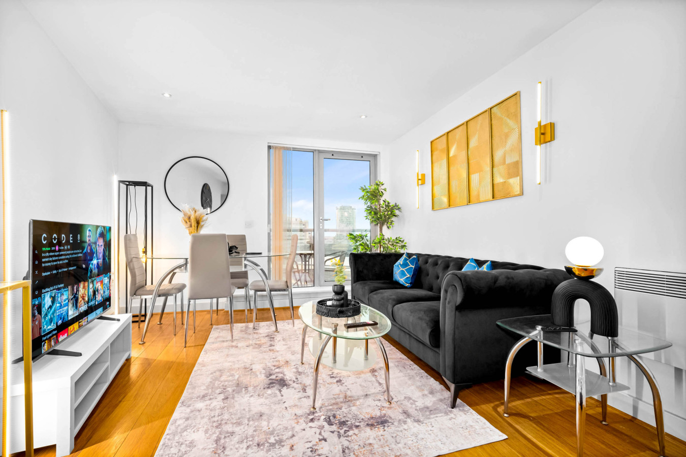 Luxury Apartment - City Centre - Parking - Balcony serviced apartment - UK - VivreStays