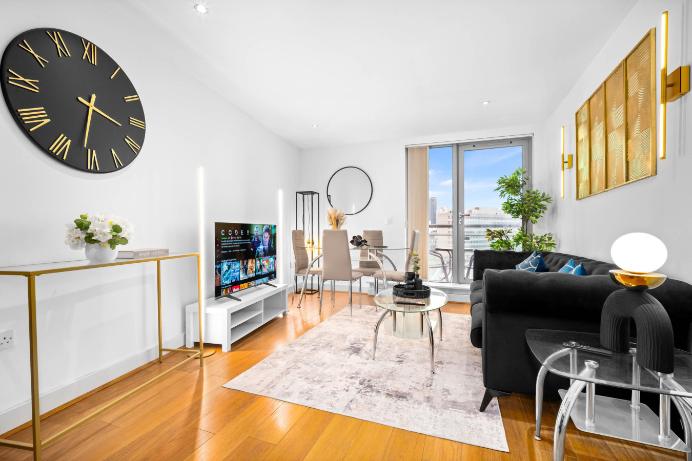 Luxury Apartment - City Centre - Parking - Balcony in 90 Navigation St, Birmingham B5 4AX, UK - Property image 7 - VivreStays