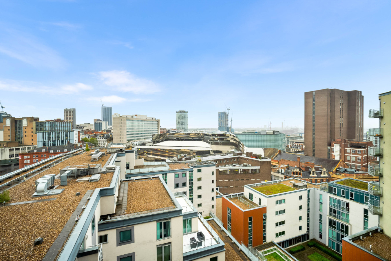Luxury Apartment - City Centre - Parking - Balcony in 90 Navigation St, Birmingham B5 4AX, UK - Property image 18 - VivreStays