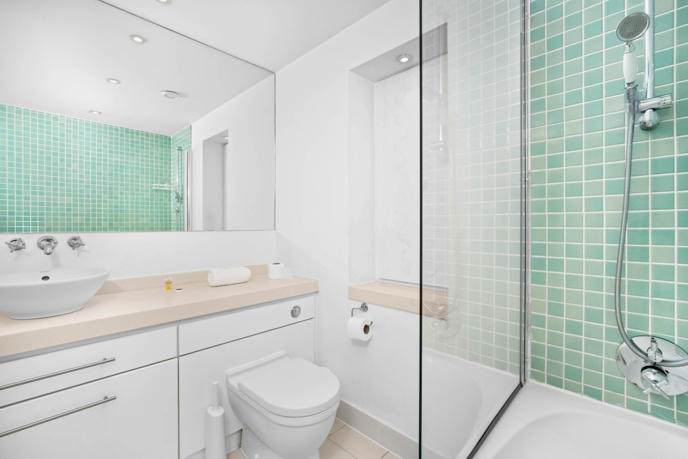 Luxury Apartment - City Centre - Parking - Balcony in 90 Navigation St, Birmingham B5 4AX, UK - Property image 6 - VivreStays