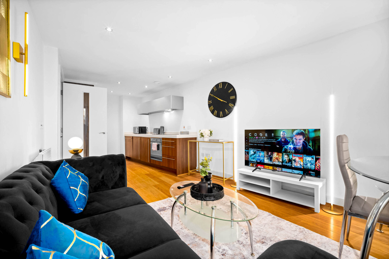 Luxury Apartment - City Centre - Parking - Balcony in 90 Navigation St, Birmingham B5 4AX, UK - Property image 9 - VivreStays