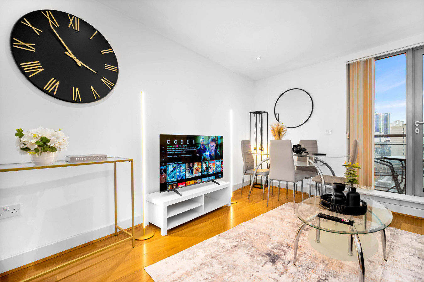 Luxury Apartment - City Centre - Parking - Balcony in 90 Navigation St, Birmingham B5 4AX, UK - Property image 10 - VivreStays