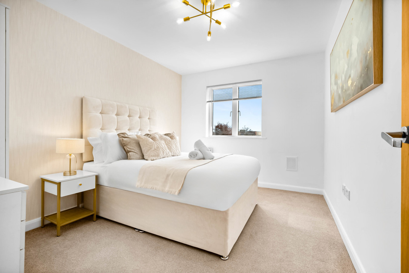 Stylish Two Bedroom Apartment - City Centre - Parking in Irving St, Birmingham B1 1DH, UK - Property image 3 - VivreStays