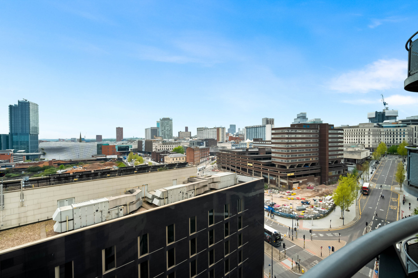 Luxe Two Bed Apartment - City Centre - Balcony & Parking in Masshouse Ln, Birmingham B5 5JF, UK - Property image 44 - VivreStays