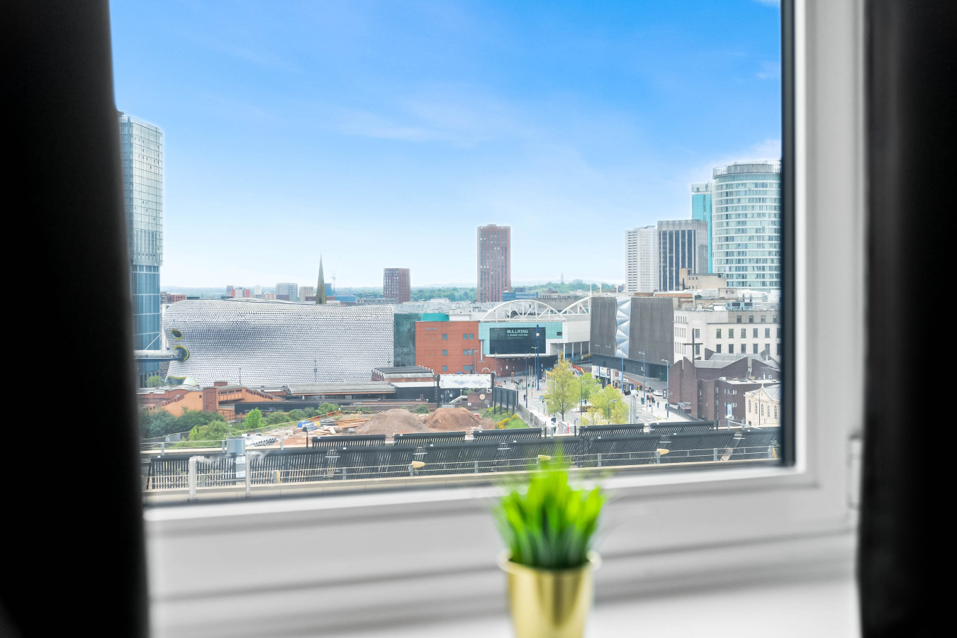 Luxe Two Bed Apartment - City Centre - Balcony & Parking in Masshouse Ln, Birmingham B5 5JF, UK - Property image 33 - VivreStays
