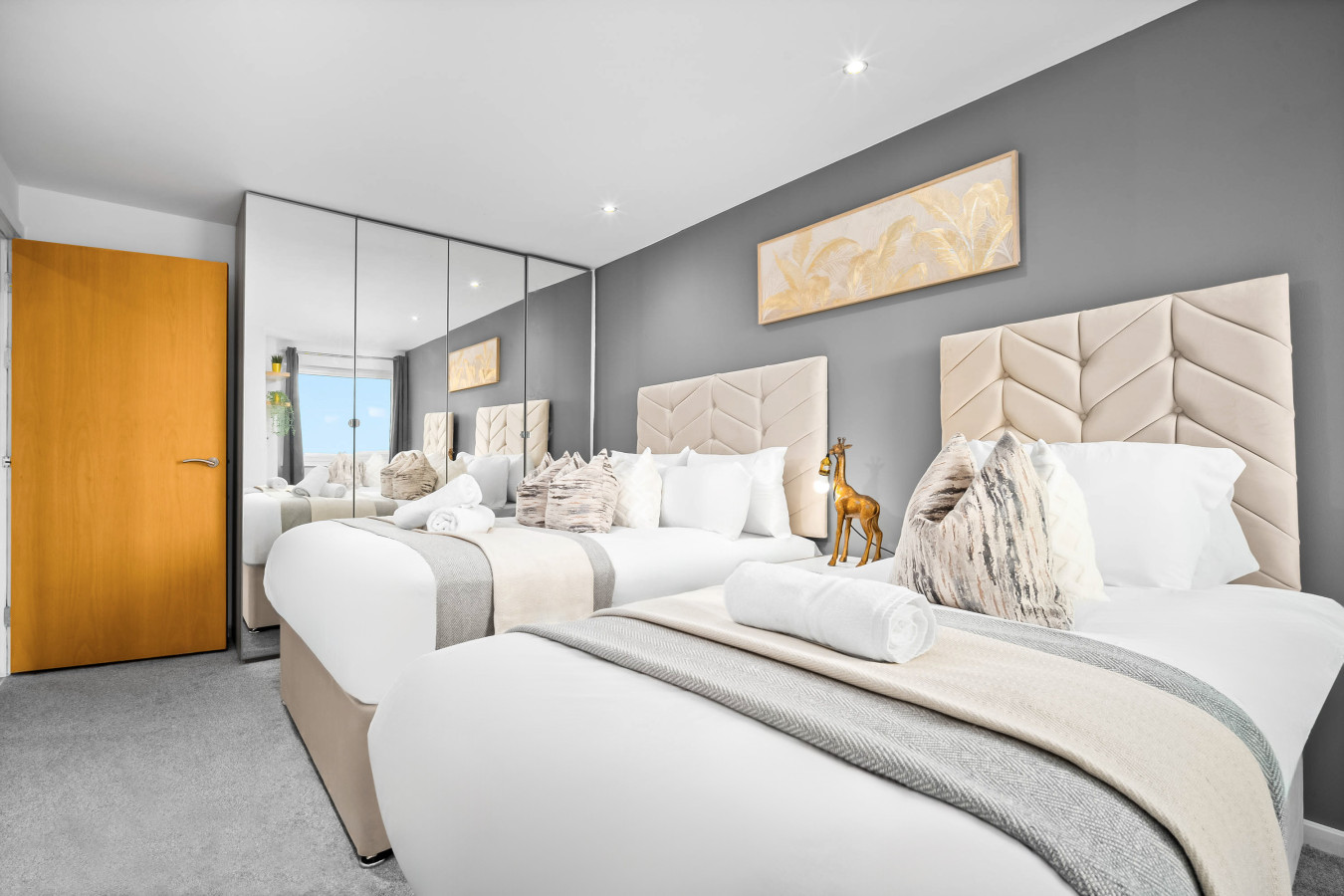 Luxe Two Bed Apartment - City Centre - Balcony & Parking in Masshouse Ln, Birmingham B5 5JF, UK - Property image 2 - VivreStays