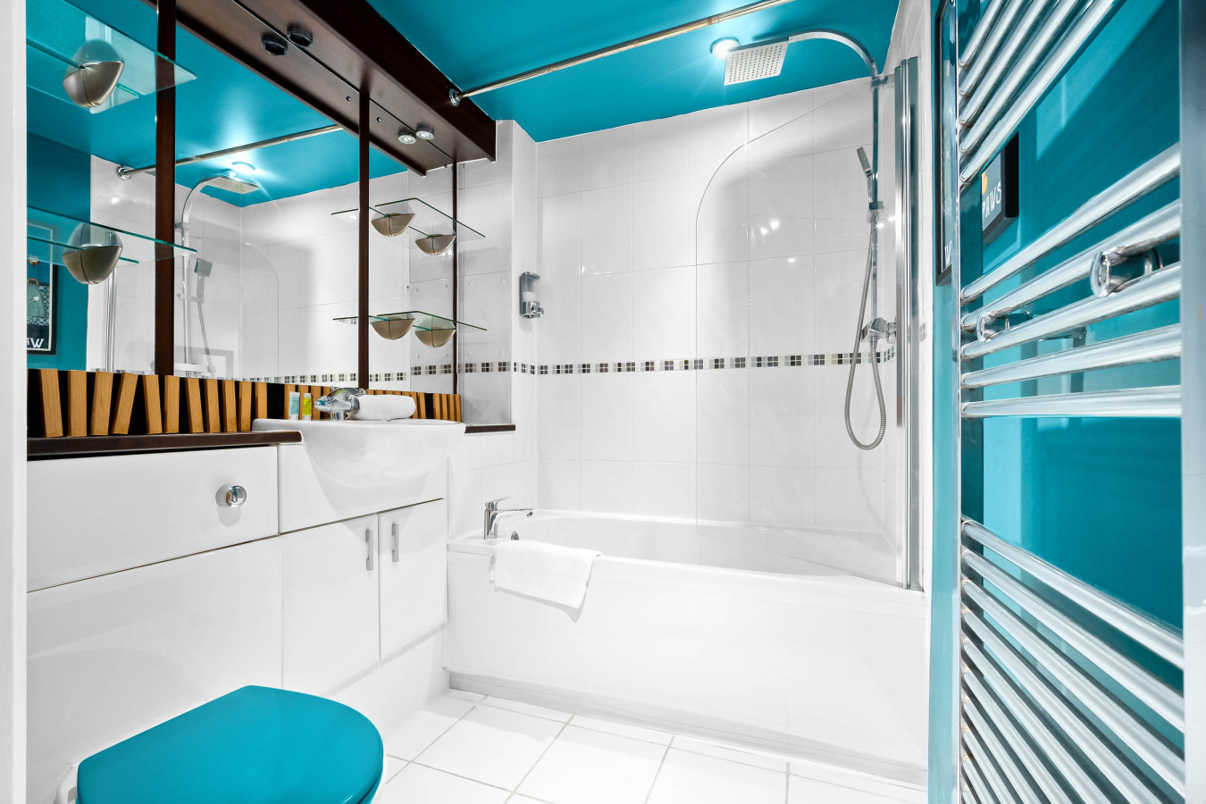 Luxe Two Bed Apartment - City Centre - Balcony & Parking in Masshouse Ln, Birmingham B5 5JF, UK - Property image 6 - VivreStays