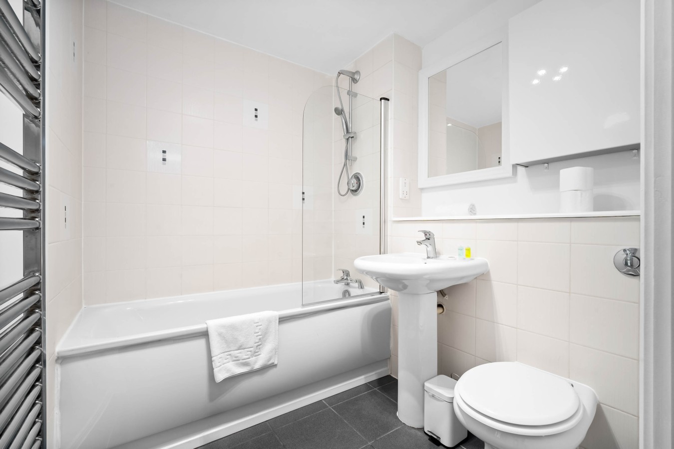 Luxe Apartment - City Centre - Balcony & Parking in 18 Holliday St, Birmingham B1 1TS, UK - Property image 7 - VivreStays