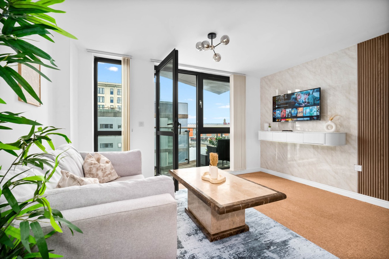 Luxe Apartment - City Centre - Balcony & Parking serviced apartment - West Midlands - VivreStays