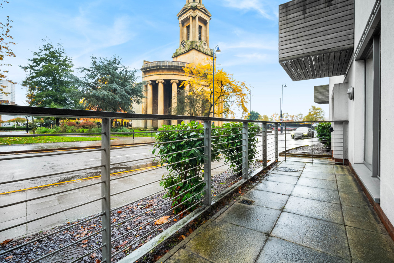 Stylish City Centre Apartment - Terrace - Netflix in 165 Granville St, Birmingham B1 1JY, UK - Property image 15 - VivreStays