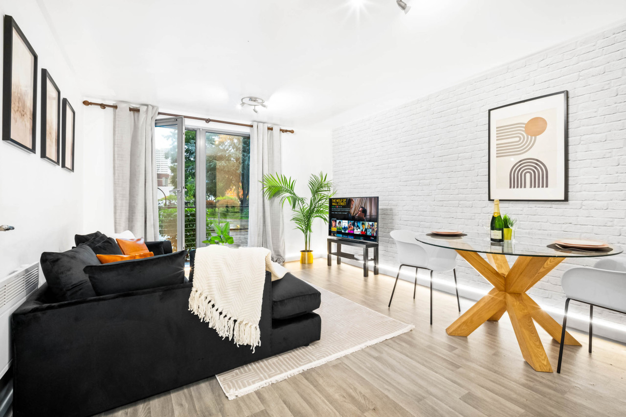 Stylish City Centre Apartment - Terrace - Netflix serviced apartment - West Midlands - VivreStays