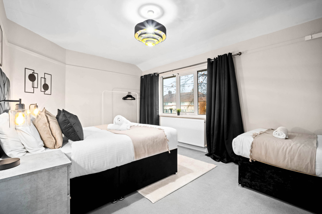 Stylish Three Bedroom House - Garden - Parking in 162 Shirley Road - Property image 21 - VivreStays