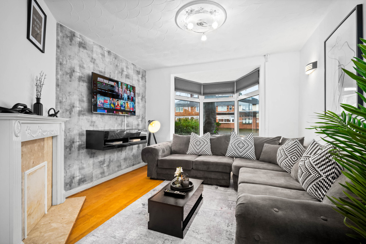 Stylish Three Bedroom House - Garden - Parking serviced apartment - West Midlands - VivreStays