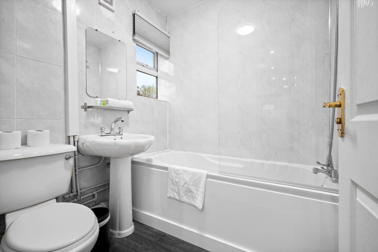 Stylish Three Bedroom House - Garden - Parking in 162 Shirley Road - Property image 8 - VivreStays