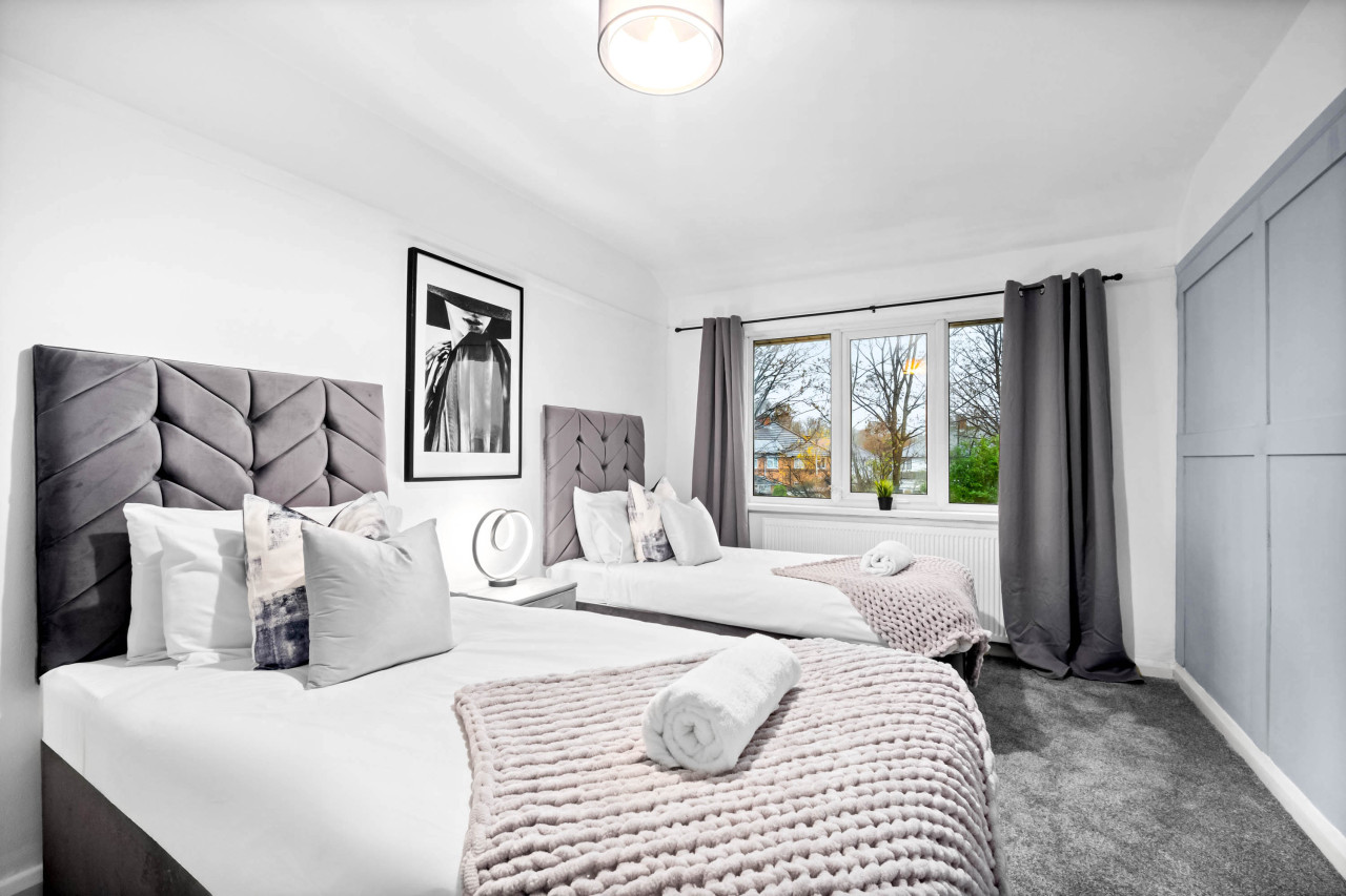 Stylish Three Bedroom House - Garden - Parking in 162 Shirley Road - Property image 2 - VivreStays