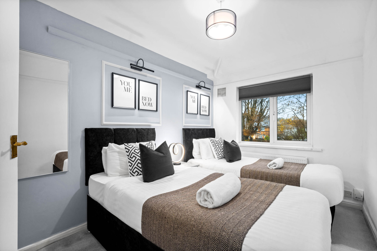 Stylish Three Bedroom House - Garden - Parking in 162 Shirley Road - Property image 3 - VivreStays