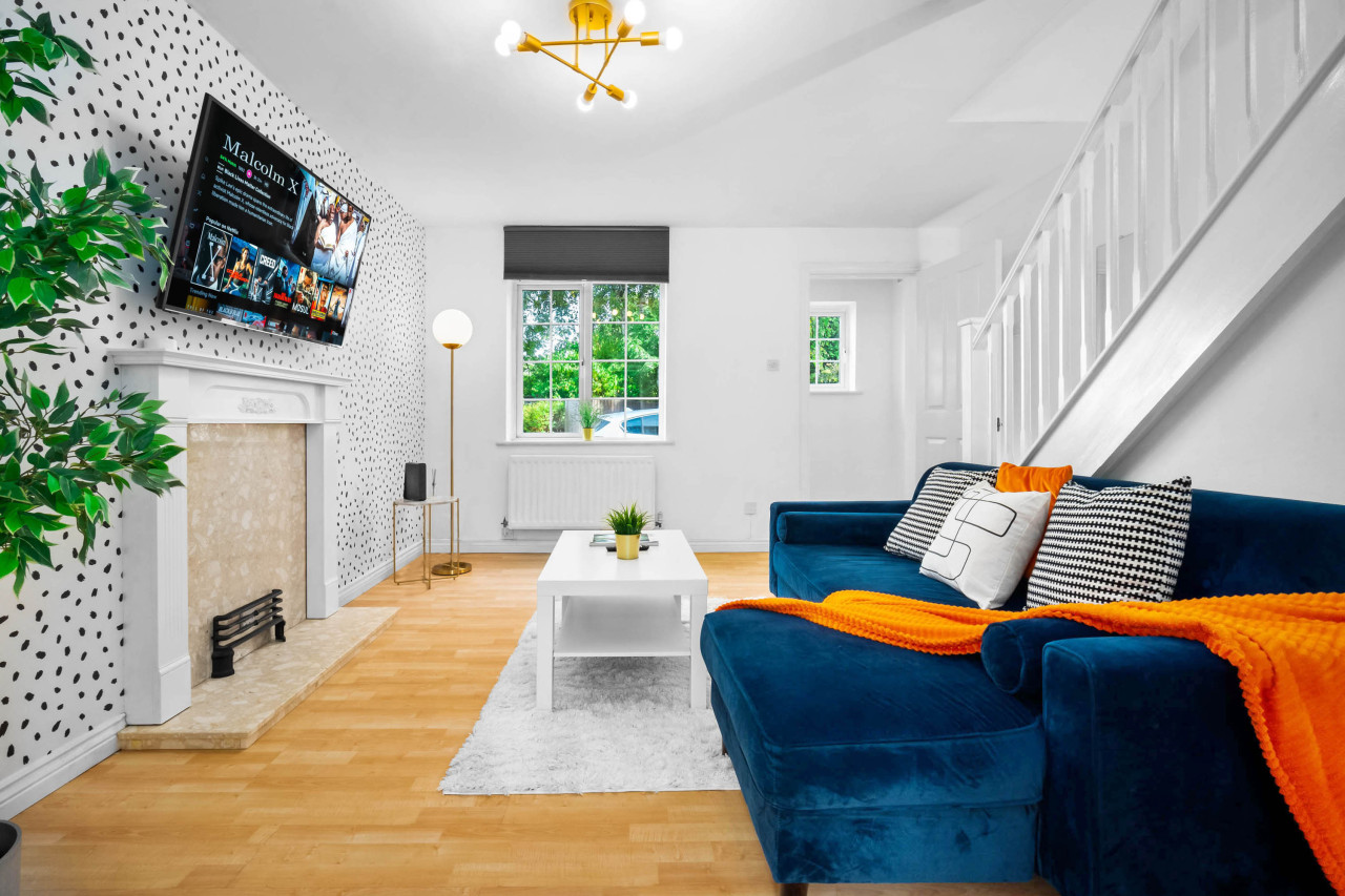 Stylish Two Bed House - Garden - Parking - WIFI serviced apartment - West Midlands - VivreStays