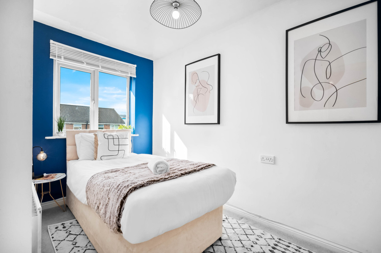 Stylish Two Bed House - Garden - Parking - WIFI in 55 Heneage Street - Property image 5 - VivreStays