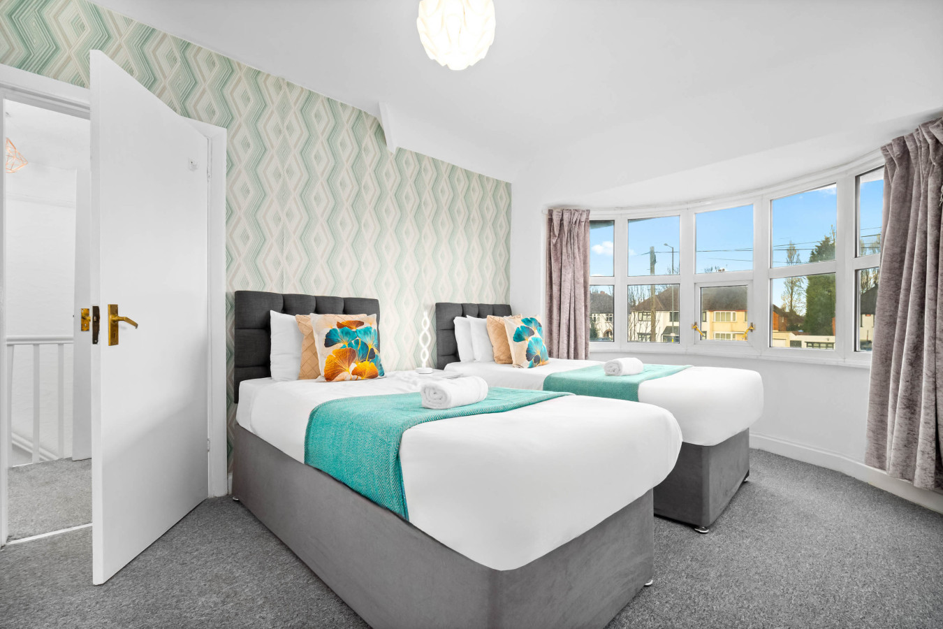Stylish Four Bed House - 7 Guests - Garden in 802 Walsall Road - Property image 2 - VivreStays