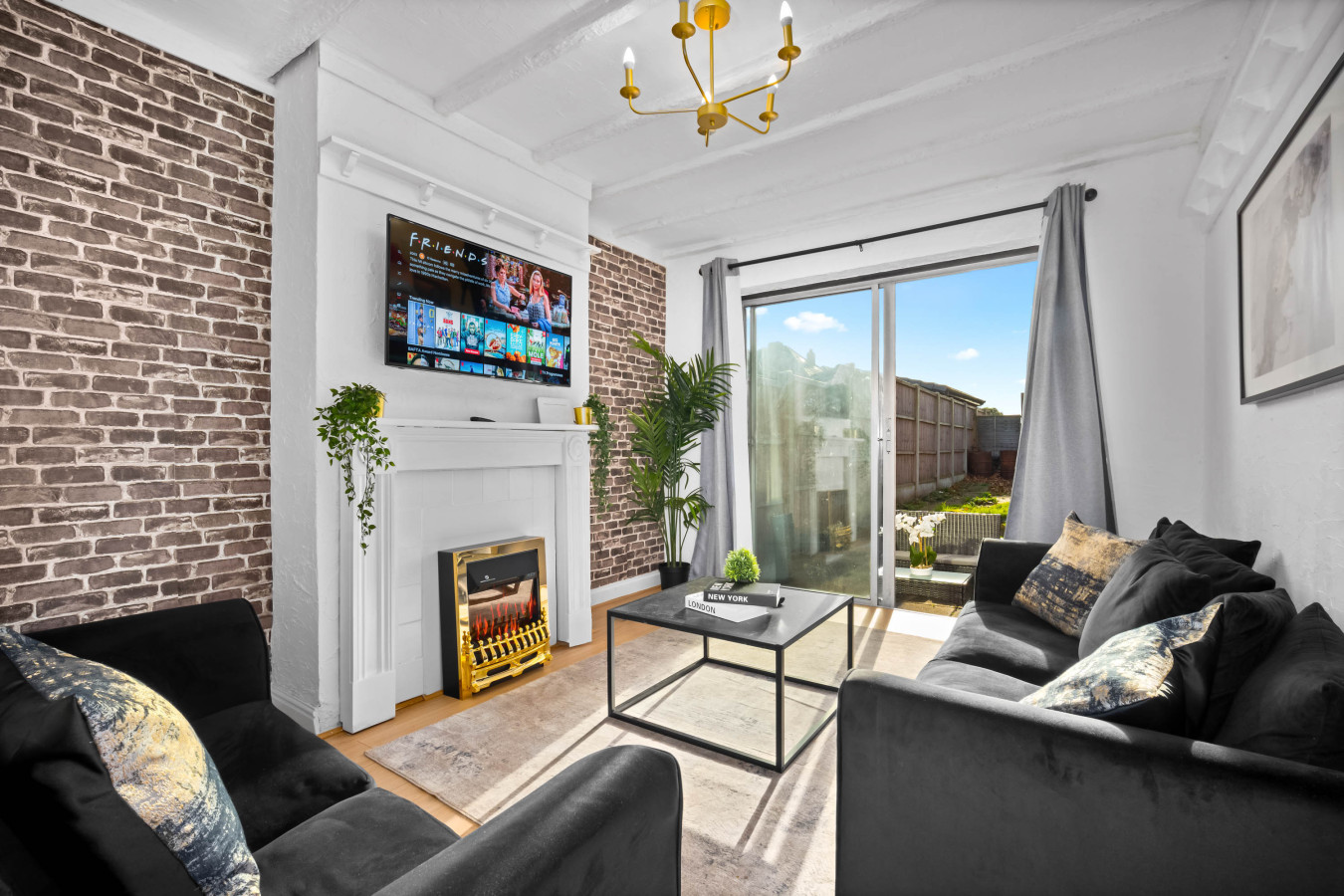 Stylish Four Bed House - 7 Guests - Garden serviced apartment - Great Barr - VivreStays
