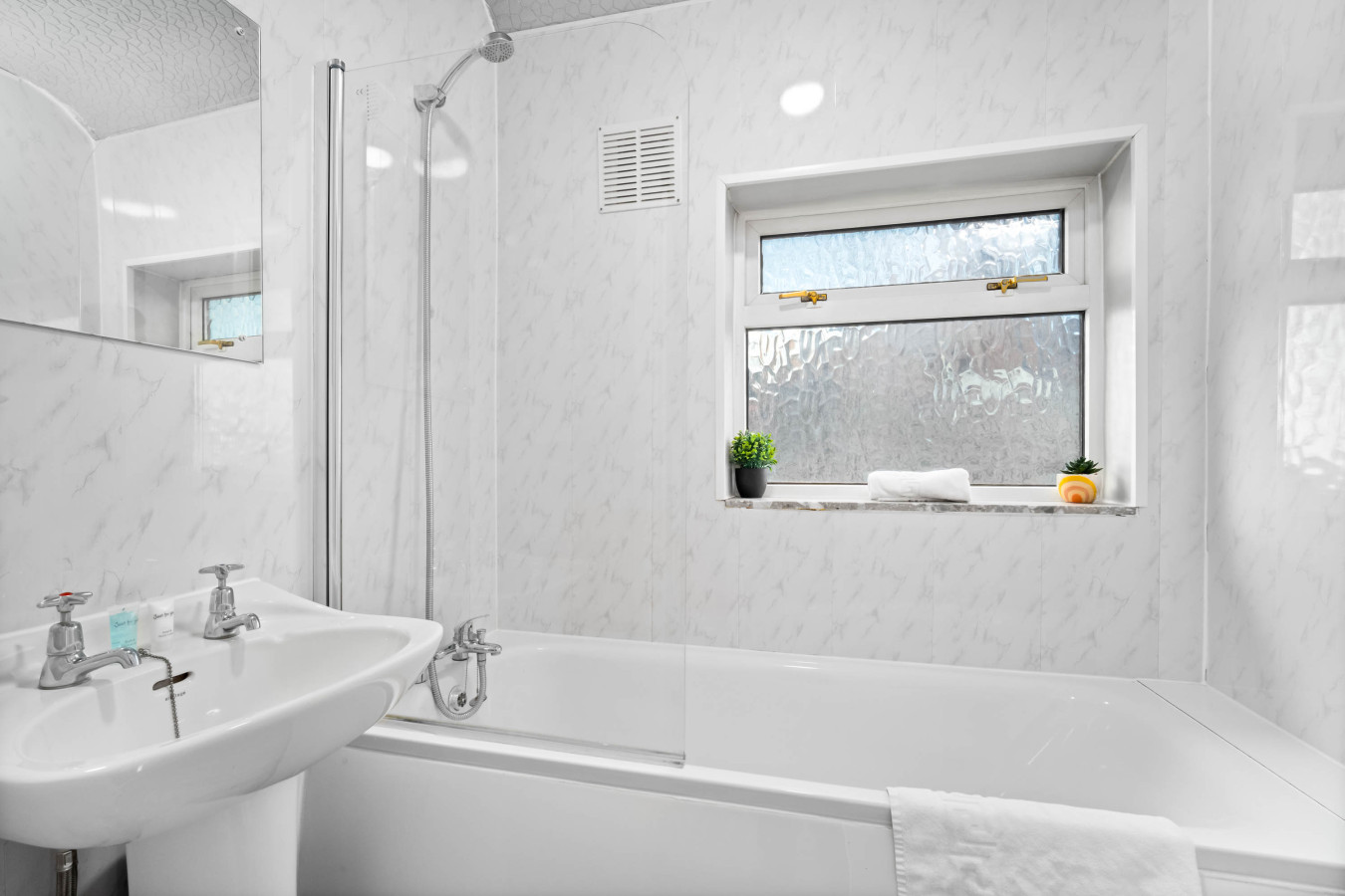 Stylish Four Bed House - 7 Guests - Garden in 802 Walsall Road - Property image 7 - VivreStays