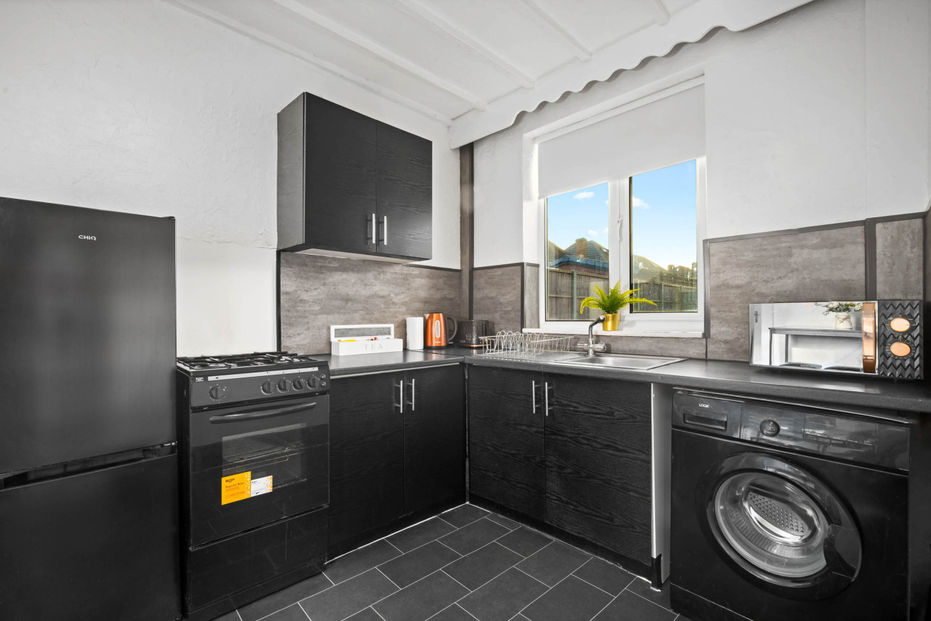 Stylish Four Bed House - 7 Guests - Garden in 802 Walsall Road - Property image 5 - VivreStays