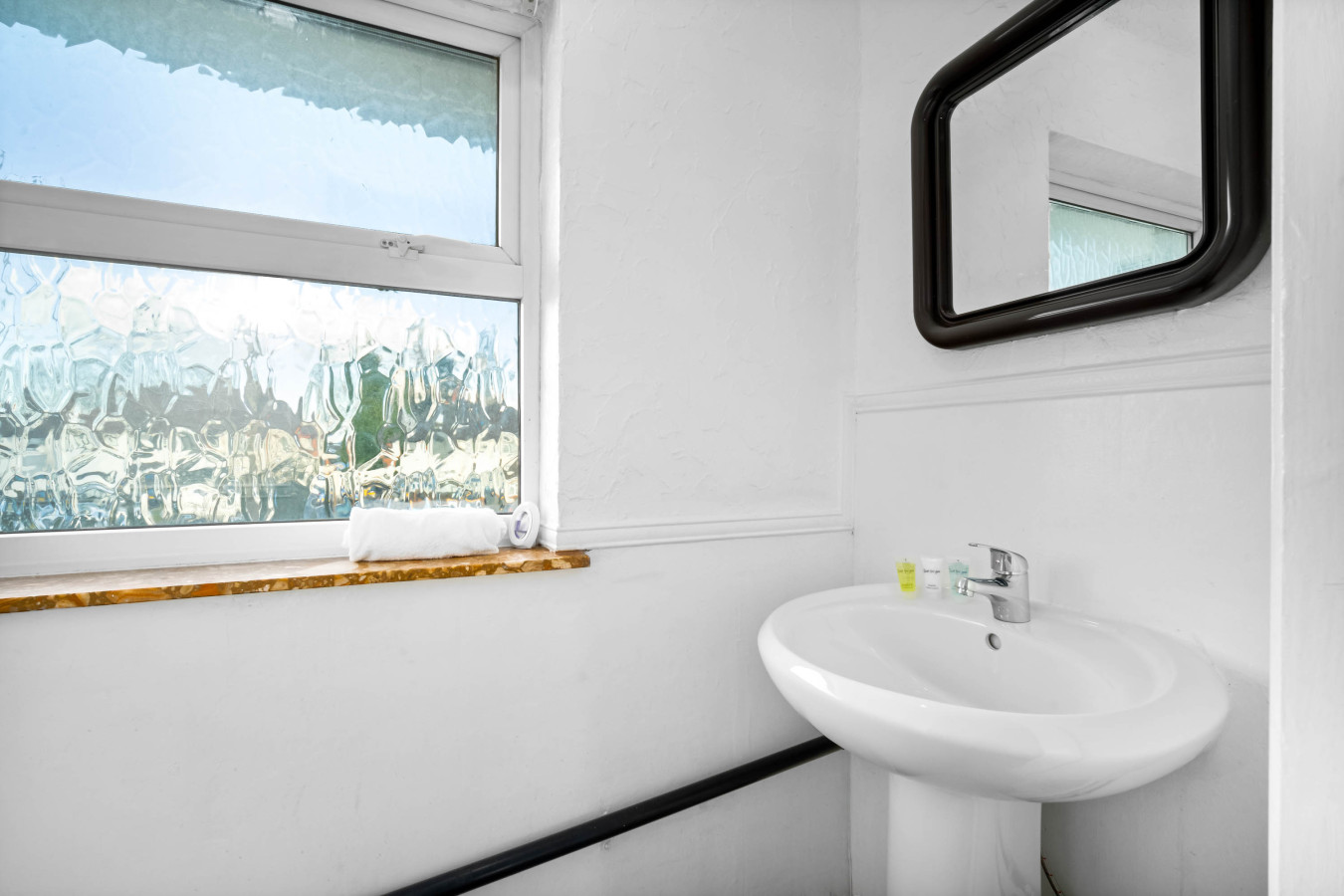 Stylish Four Bed House - 7 Guests - Garden in 802 Walsall Road - Property image 18 - VivreStays