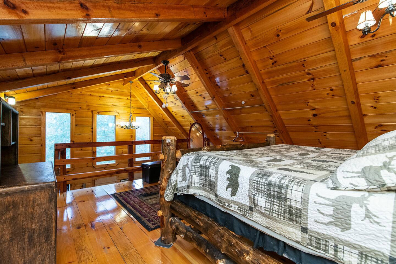 Hillside Loft Cabin photo 28
