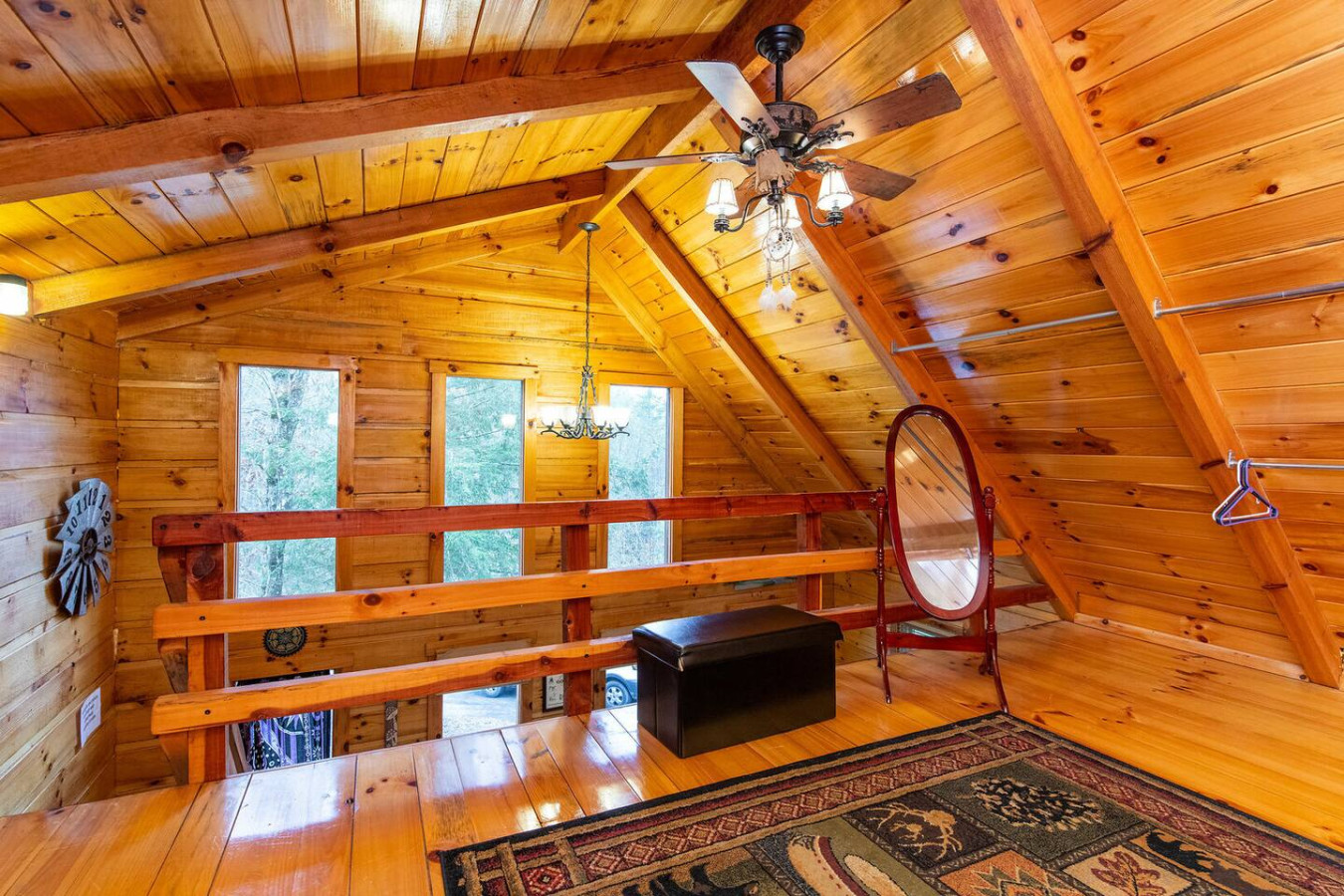 Hillside Loft Cabin photo 26