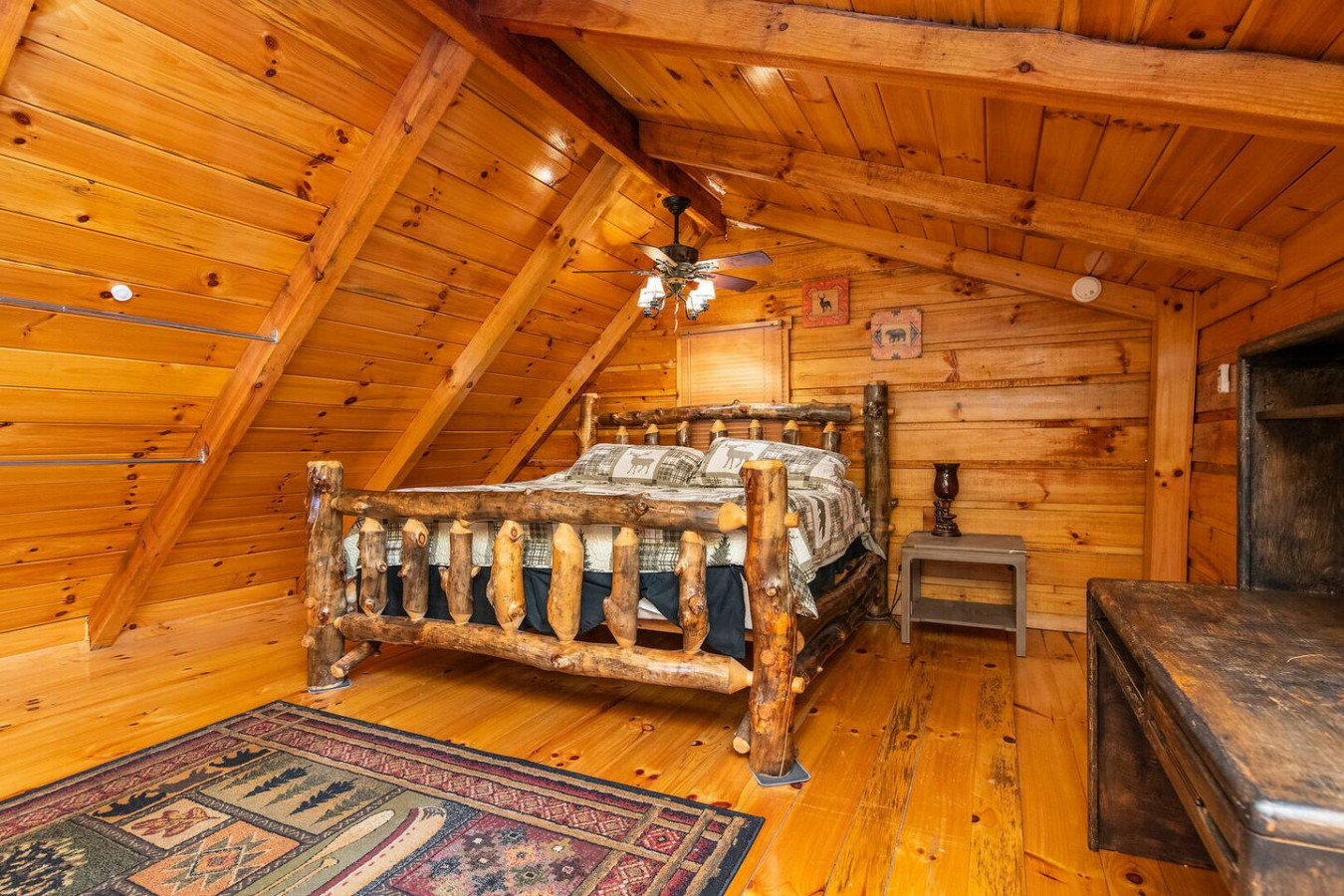 Hillside Loft Cabin photo 25