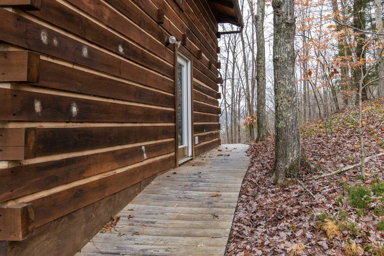 Hillside Loft Cabin photo 32